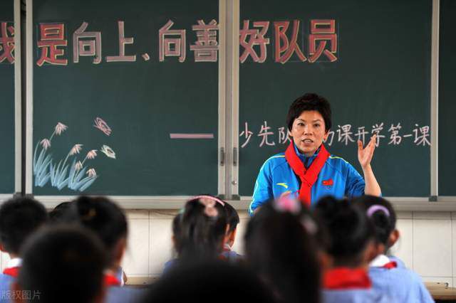 见她到来，另一个中年妇女便急不可耐的说道：快坐快坐，咱们先打个八圈热热手。